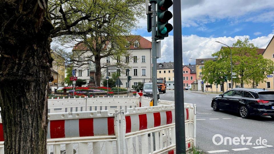 Auch der Bürgersteig am Schlörplatz ist während der Arbeiten gesperrt. Bild: Gabi Schönberger