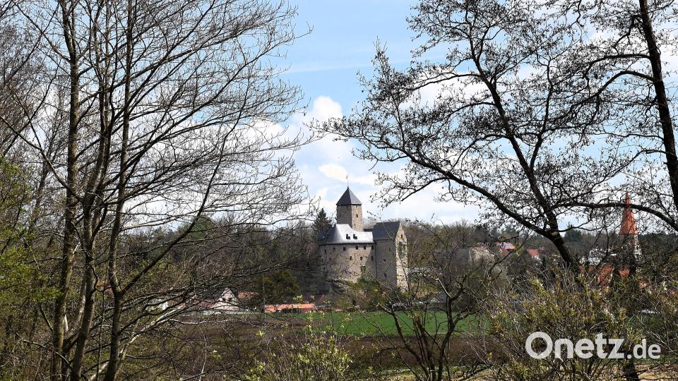 Nach der ersten Wanderetappe wird in Falkenberg auf dem Marktplatz mit einem Mittagessen Rast gemacht. Über dem Marktplatz thront auf dem sogenannten Wollfelsen die schöne Burg Falkenberg, die wie das Waldnaabtal ein beliebtes Ausflugsziel ist. Bild: ubb