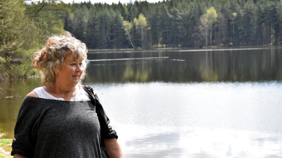 Meta Betke führt die Gruppe auf der ersten Etappe zuerst bis zum Waldsee &quot;Mühlnicklweiher&quot;, der zum Verweilen und im Sommer auch zum Schwimmen einlädt. Bild: ubb