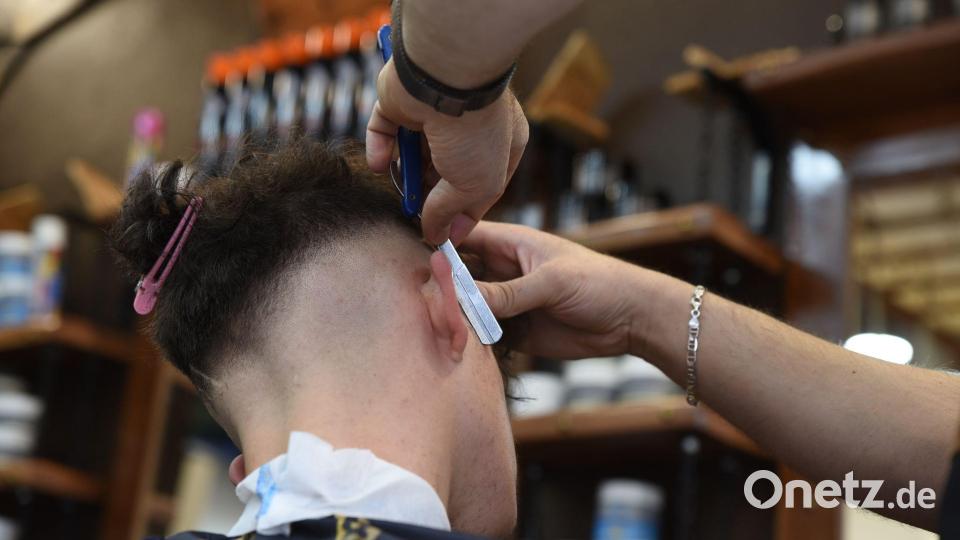 Wer richtige Frisuren anbietet, braucht einen Meister im Shop. (Archivbild) Bild: Simon Kremer/dpa