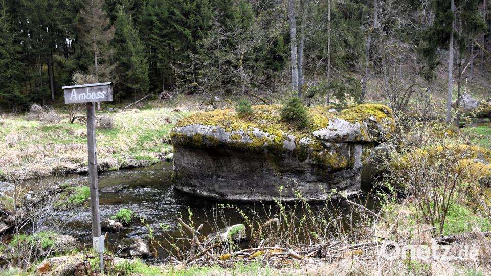 Dieser Stein trägt den Namen &quot;Amboss&quot;, weil er einem solchen gleicht. Bild: ubb