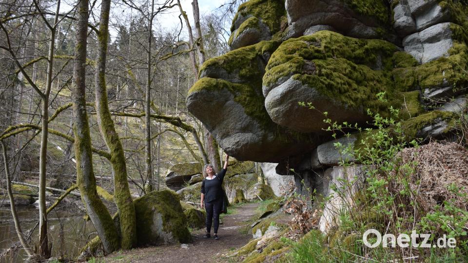 Der sogenannte &quot;Kammerwagen&quot; ist nur eine der mächtigen Felsformationen, die im wild-romantischen Waldnaabtal zum Staunen anregen. Wanderführerin Meta Betke zeigt den Teilnehmern der von Oberpfalz-Medien organisierten Wanderung, welche Naturschätze dieses zauberhafte Flusstal zu bieten hat. Bild: ubb