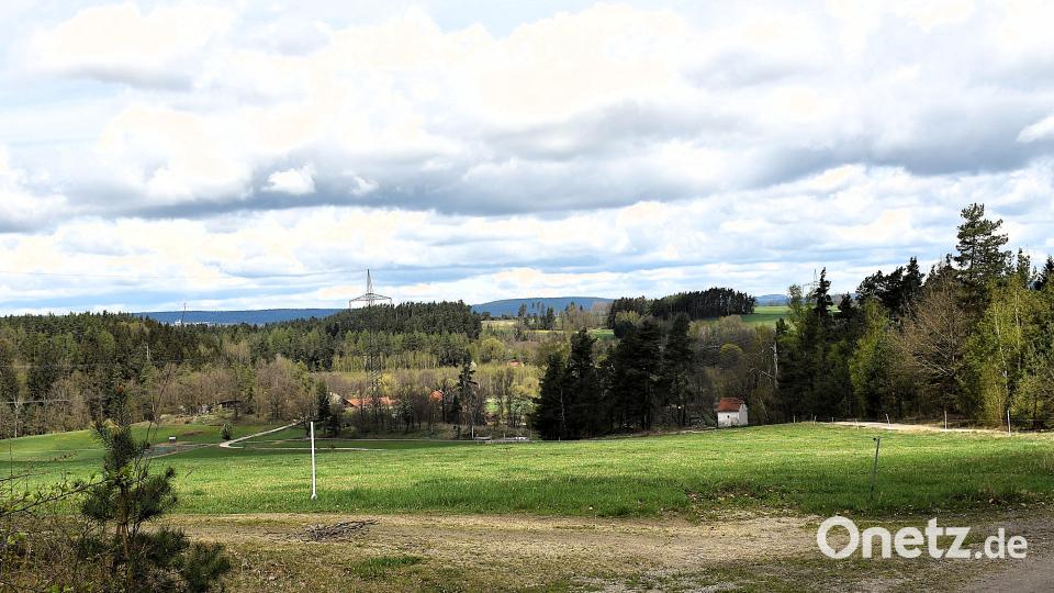 Wer die Anhöhe geschafft hat, wird mit einem Panoramablick bis ins Fichtelgebirge bei Fuchsmühl belohnt. Von hier aus kann das gute Auge sogar die Fuchsmühler Wallfahrtskirche erkennen. Bild: ubb