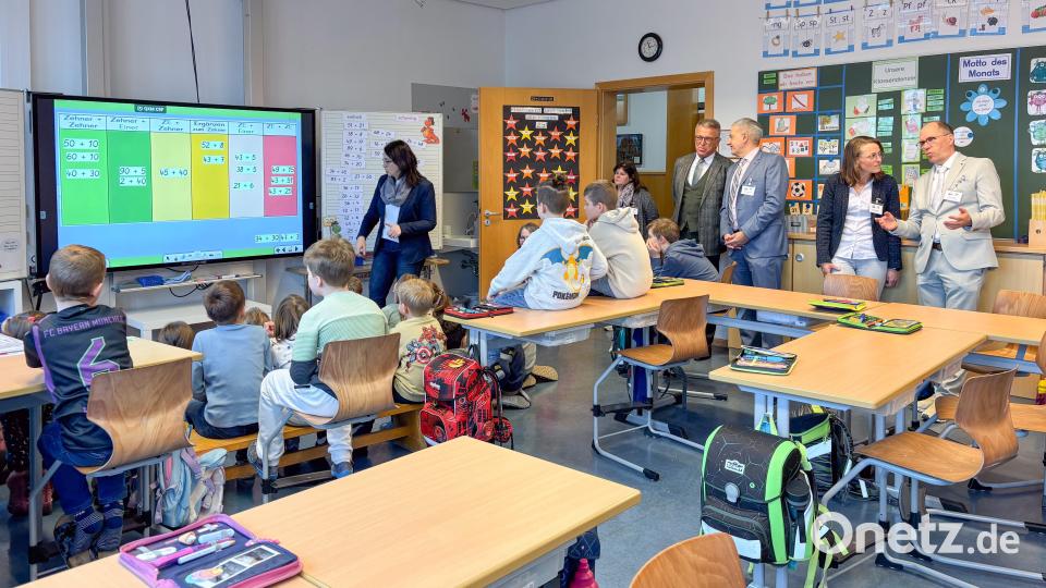 Mathe-Unterricht im Klassenzimmer von Konrektorin Martina Reichl: Bei einem Besuch an der Marien-Grundschule überzeugte sich die Delegation von konkreten Schritten zur Inklusion. Bild: Dominik Göhl/Landratsamt Tirschenreuth