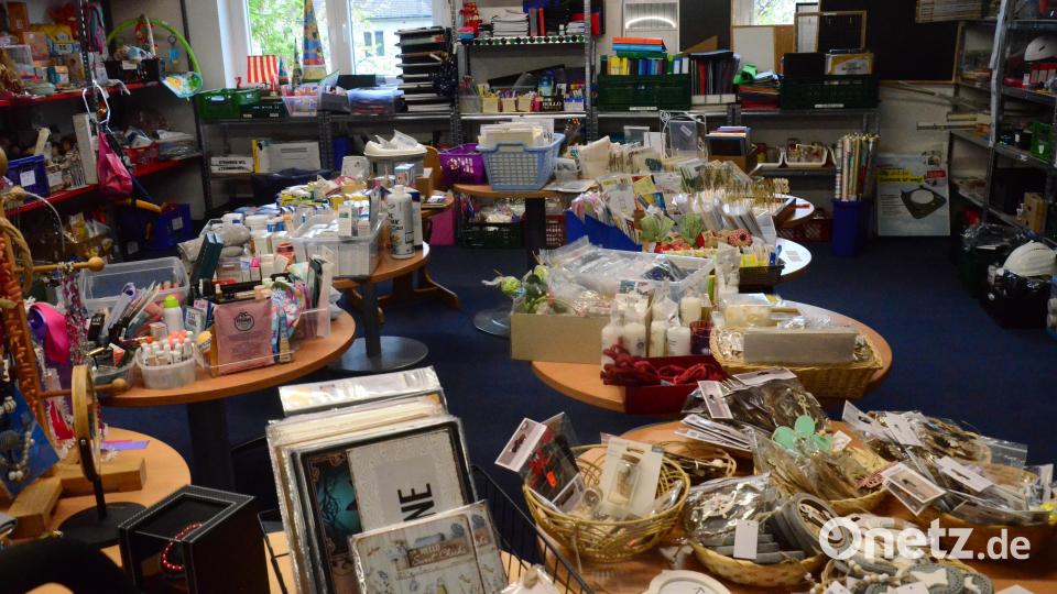 Hygieneartikel, Porzellan, Glas, Kleidung, Schuhe, Haushaltswaren, Büroartikel: Das alles bietet das Sozialkaufhaus der Tafel. Bild: Kunz