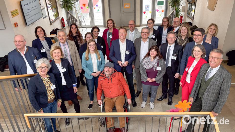 Acht Landtagsabgeordnete aus vier Fraktionen besuchten mit Vertretern der am Inklusionsmodell beteiligten Stellen den Landkreis Tirschenreuth. Bild: Dominik Göhl/Landratsamt Tirschenreuth