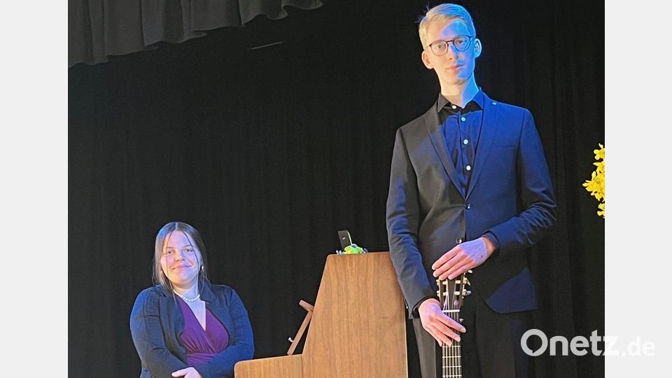 Die beiden jungen Musiktalente Miriam Pickelmann und Patrick Olearczyk. Bild: Cornelia Renner