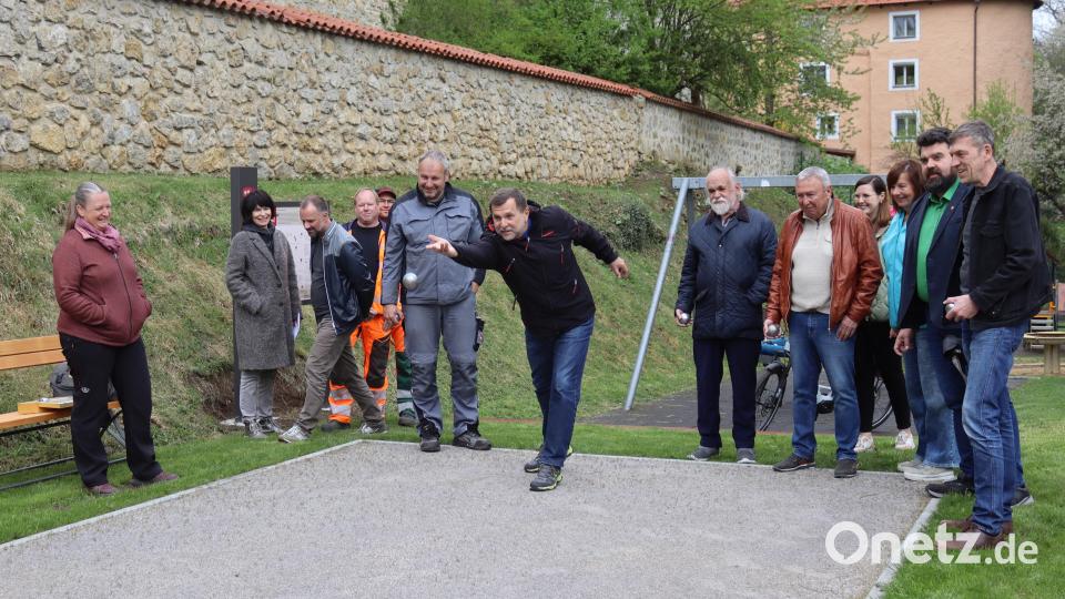 MIt einem Testspiel wurde der Bouleplatz im Stadtgraben offiziell eingeweiht. Bild: mfh