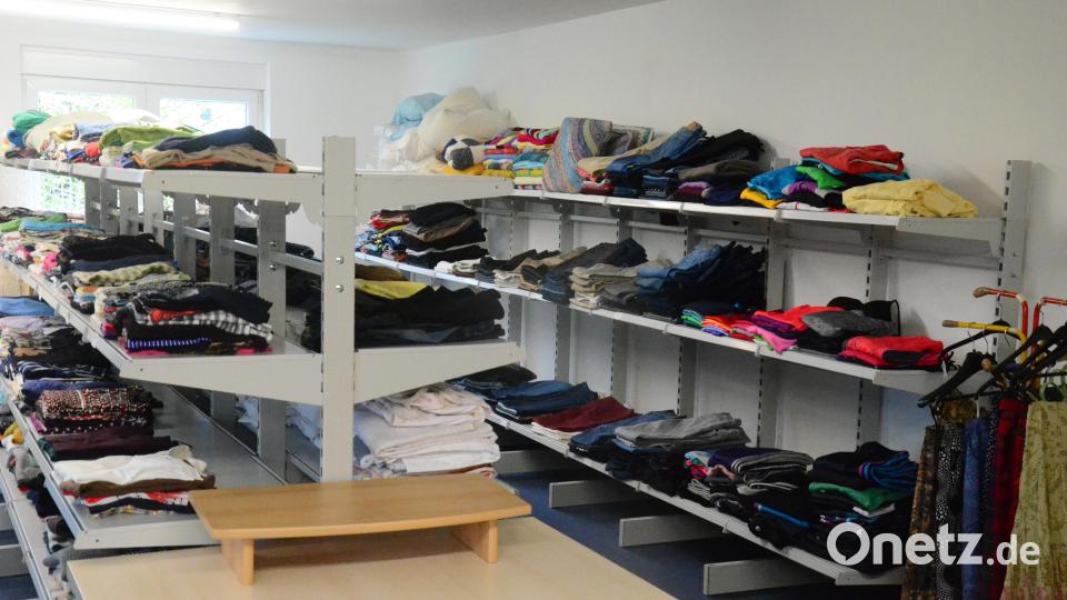 Kleidungsstücke stapeln sich im Sozialkaufhaus. Bild: Kunz