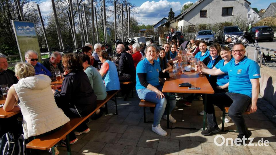 Bei herrlichem Wetter feiern die Gäste, darunter 3. Bürgermeister Bernd Reil (rechts), auch vor dem Kommunbrauhaus. Bild: gz
