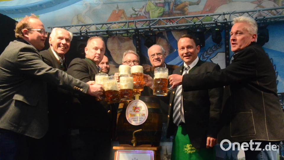 O&#039;zapft is! Darüber freuen sich: Festwirt Christian Papert, Naabecker-Geschäftsführer Wolfgang Rasel, Vertriebsleiter Stephan Mändl, Oberstleutnant Tino Wenzl, Bürgermeister Reinhold Wildenauer, Bürgermeister Lothar Höher, Oberbürgermeister Jens Meyer und Joachim Papert (von links). Bild: Kunz