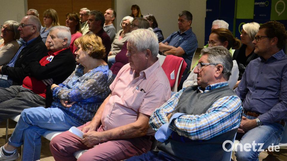 Andächtig lauschen die Zuhörer den Ausführungen des Experten. Bild: Kunz