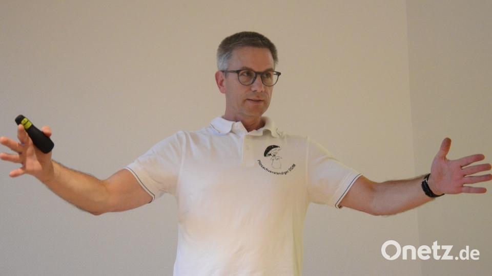 Es gibt Pilze, die sind so breit, zeigt Pilzsachverständiger Stefan Hartwig am Donnerstagabend im Medienraum der Oberpfalz-Medien. Bild: Kunz
