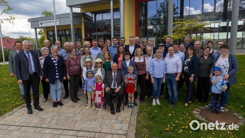 Jubilar August Fütterer (vorne, sitzend) umringt von Familie, Nachbarn und Gratulanten – ein 95. Geburtstag, der Generationen vereinte. Bild: Roland Wellenhoefer