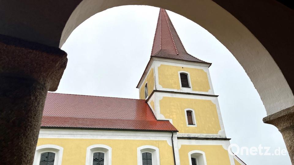 Kirchentausch in Neunkirchen: In der evangelischen Kirche feiert am Sonntag die katholische Gemeinde ihre Sonntagsmesse. Bild: Gabi Schönberger