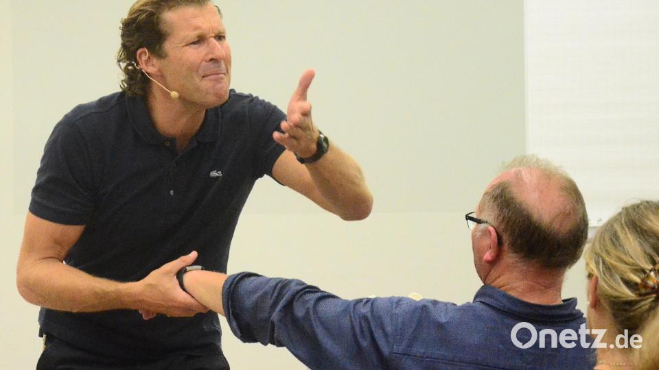 In seinem Vortrag erläuterte der Sportwissenschaftler seinem Publikum, wie man Schmerzen zuleibe rücken kann. Bild: Kunz