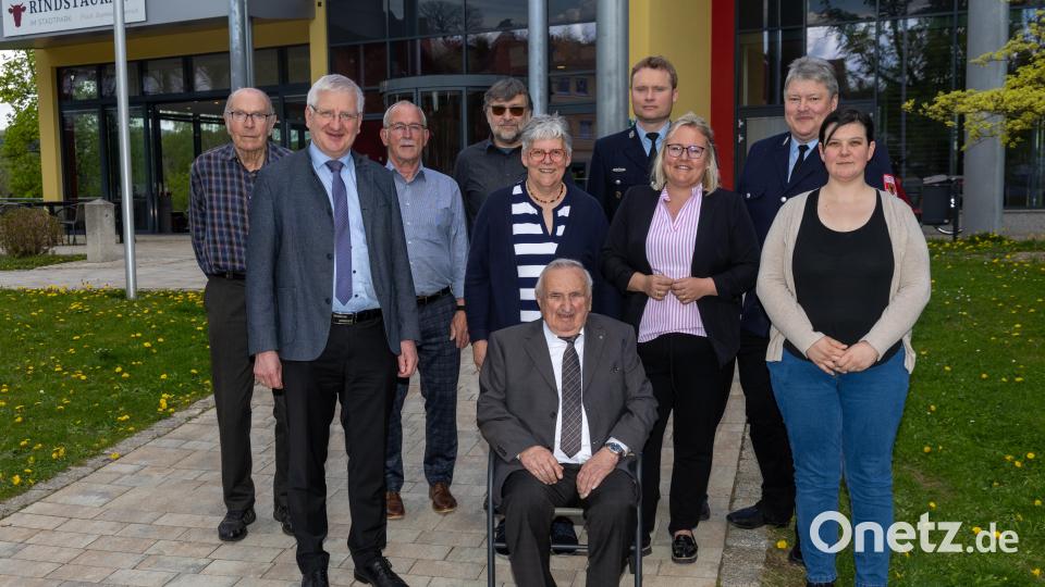 August Fütterer (Mitte) mit Bürgermeister Johannes Reger (Zweiter von links) und Vertretern der örtlichen Vereine. Bild: Roland Wellenhoefer