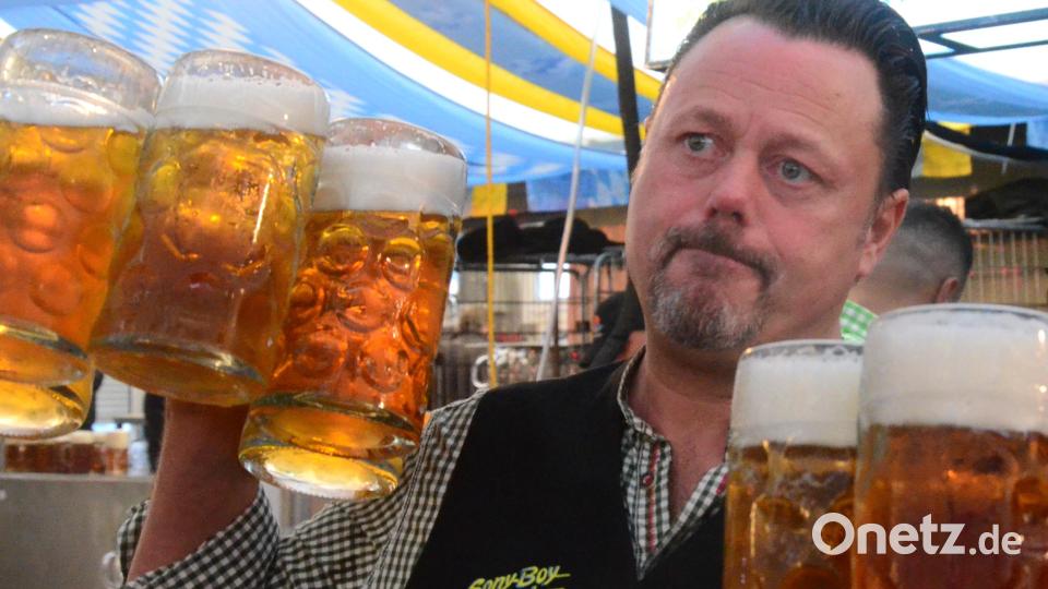 Bier floss am Eröffnungstag des 87. Frühlingsfestes reichlich. Bild: Kunz