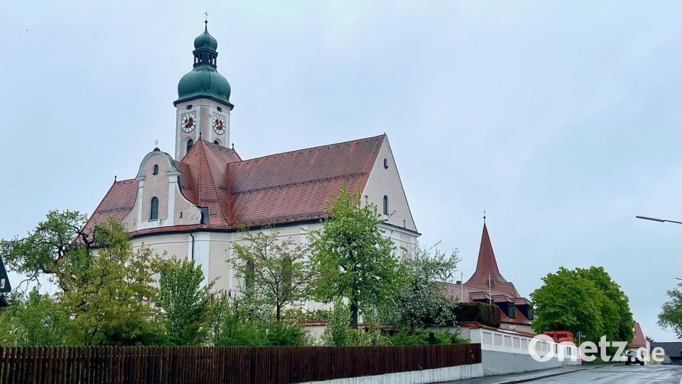 In der katholischen Kirche findet zur selben Zeit die Konfirmation von elf jungen Frauen und Männern statt. Bild: Gabi Schönberger