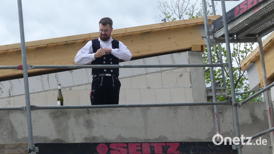 Beim traditionellen Richtspruch für die Mensa der Städtischen Kindertagesstätte rief Sebastian Schmidt ein &quot;Hoch, hoch, hoch&quot; aus. Bild: rn