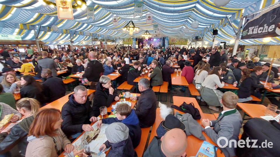 Das Bierzelt war am Eröffnungstag voll besetzt. Bild: Kunz