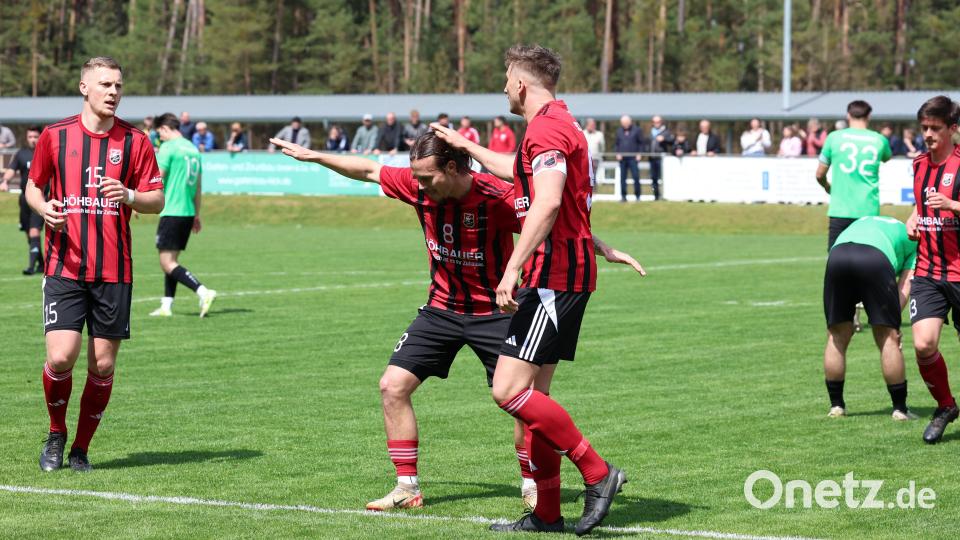 Szenen aus dem Landesliga-Spiel zwischen dem SC Luhe-Wildenau (rote Trikots) und der SpVgg GW Deggendorf am Samstag, 26. April. Der Sport-Club siegte klar mit 4:0. Bild: Dieter Jäschke