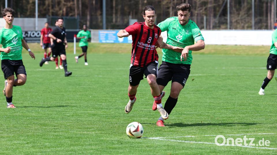 Szenen aus dem Landesliga-Spiel zwischen dem SC Luhe-Wildenau (rote Trikots) und der SpVgg GW Deggendorf am Samstag, 26. April. Der Sport-Club siegte klar mit 4:0. Bild: Dieter Jäschke