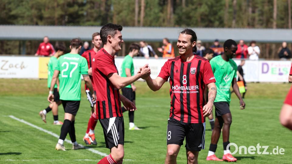 Szenen aus dem Landesliga-Spiel zwischen dem SC Luhe-Wildenau (rote Trikots) und der SpVgg GW Deggendorf am Samstag, 26. April. Der Sport-Club siegte klar mit 4:0. Bild: Dieter Jäschke