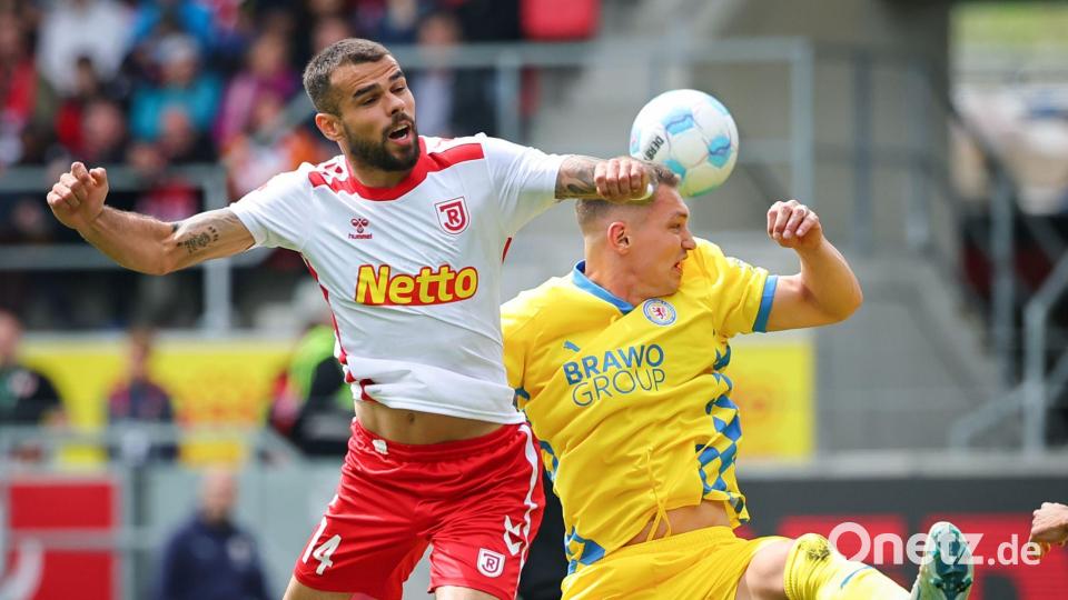 Der Regensburger Robin Ziegele (l) kämpft mit dem Braunschweiger Julian Baas um den Ball. Bild: Daniel Karmann/dpa