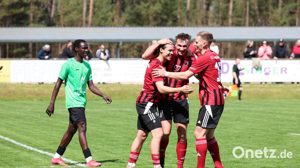 Das Dreigestirn des SC Luhe-Wildenau: David Bezdicka (von links), Nico Argauer und Felix Diermeier kommen derzeit aus dem Jubeln nicht raus. Bild: Dieter Jäschke