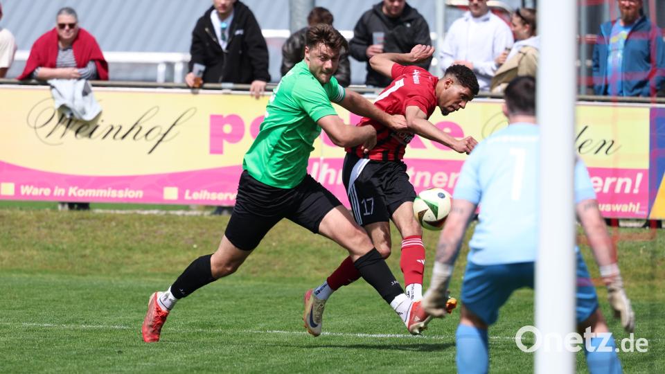 Szenen aus dem Landesliga-Spiel zwischen dem SC Luhe-Wildenau (rote Trikots) und der SpVgg GW Deggendorf am Samstag, 26. April. Der Sport-Club siegte klar mit 4:0. Bild: Dieter Jäschke