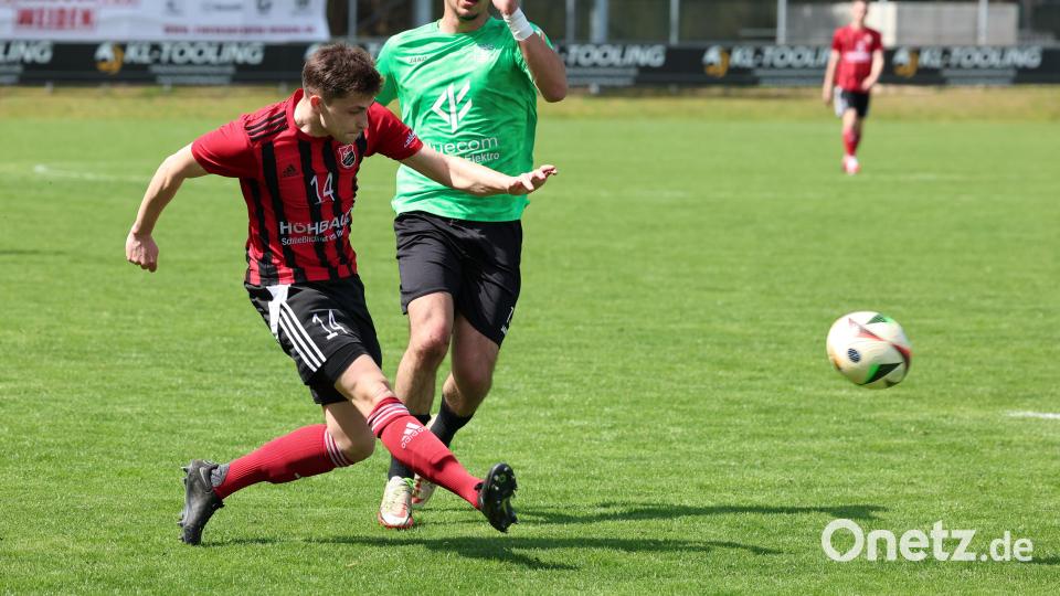 Szenen aus dem Landesliga-Spiel zwischen dem SC Luhe-Wildenau (rote Trikots) und der SpVgg GW Deggendorf am Samstag, 26. April. Der Sport-Club siegte klar mit 4:0. Bild: Dieter Jäschke