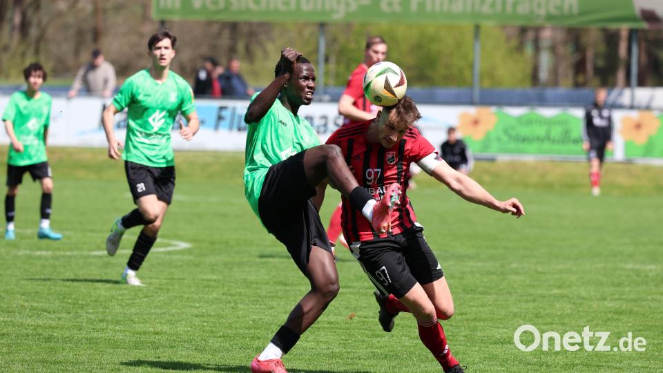Szenen aus dem Landesliga-Spiel zwischen dem SC Luhe-Wildenau (rote Trikots) und der SpVgg GW Deggendorf am Samstag, 26. April. Der Sport-Club siegte klar mit 4:0. Bild: Dieter Jäschke