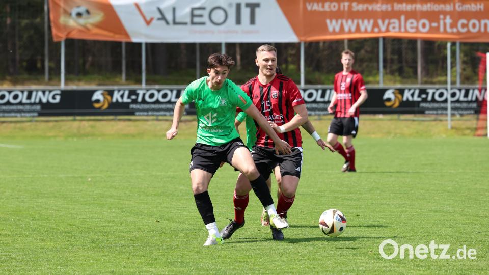 Szenen aus dem Landesliga-Spiel zwischen dem SC Luhe-Wildenau (rote Trikots) und der SpVgg GW Deggendorf am Samstag, 26. April. Der Sport-Club siegte klar mit 4:0. Bild: Dieter Jäschke