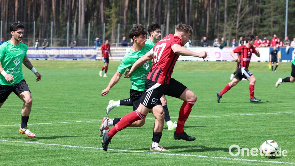 Szenen aus dem Landesliga-Spiel zwischen dem SC Luhe-Wildenau (rote Trikots) und der SpVgg GW Deggendorf am Samstag, 26. April. Der Sport-Club siegte klar mit 4:0. Bild: Dieter Jäschke