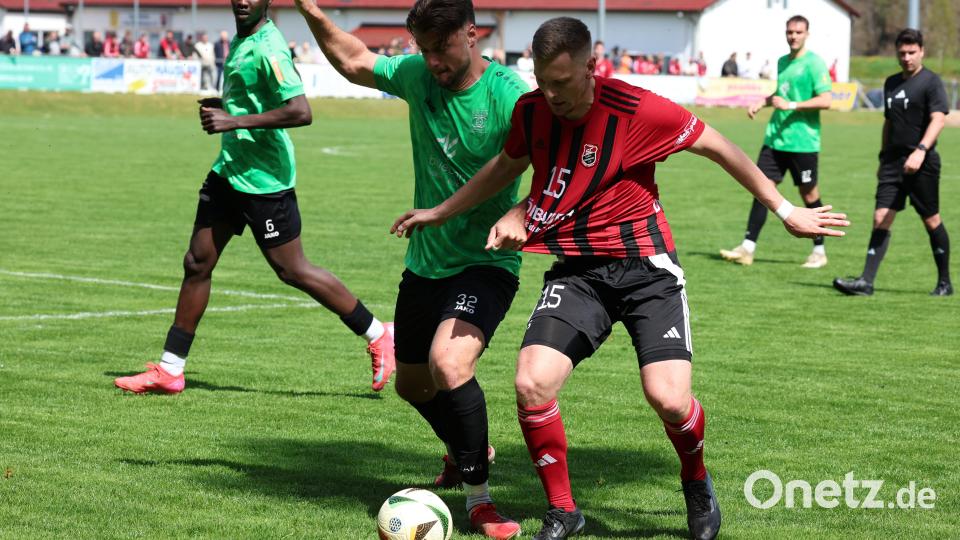Szenen aus dem Landesliga-Spiel zwischen dem SC Luhe-Wildenau (rote Trikots) und der SpVgg GW Deggendorf am Samstag, 26. April. Der Sport-Club siegte klar mit 4:0. Bild: Dieter Jäschke