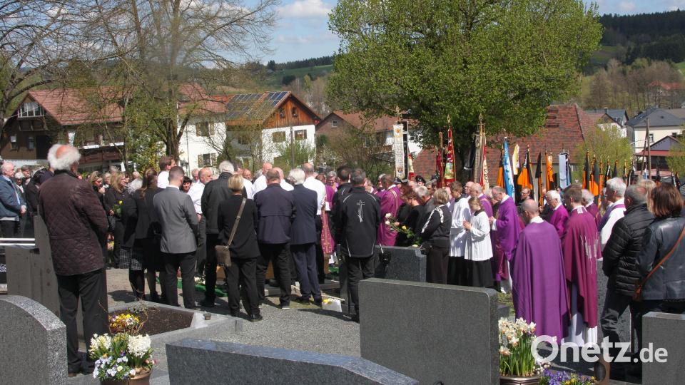 Die Begräbnisfeier für Monsignore Harald Scharf fand erst in der Pfarrkirche und danach am Friedhof von Ebnath statt. Der Geistliche verstarb am 17. April in Regensburg. Bild: wro
