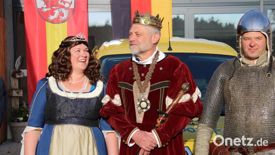 Kaiser Karl IV. (Wolfgang Giehl), begleitet von seiner Gemahlin Kaiserin Elisabeth von Pommern (Claudia Schwägerl) samt Gefolge geruhten höchstpersönlich dem Start an der Kulturscheune beizuwohnen. Bild: prh