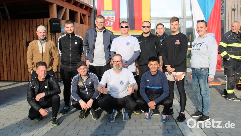 Eka Reber (kniend Zweiter von rechts) hatte auch heuer keine Mühe, genügend Läufer für die urige Veranstaltung aufzutreiben. Tanja Scheck (stehend rechts) fuhr den Team-Bus. Bild: prh