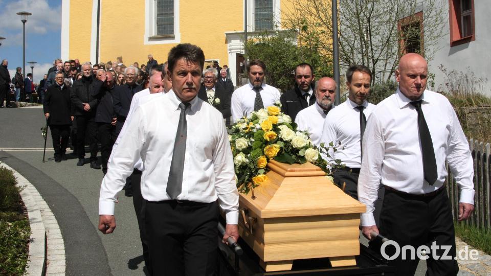 Nach der Trauerfeier in der Pfarrkirche wurde der Sarg zum Friedhof in Ebnath gefahren. Monsignore Harald Scharf wurde im Priestergrab feierlich beigesetzt. Bild: wro