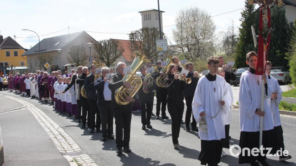 Die Begräbnisfeier für Monsignore Harald Scharf fand erst in der Pfarrkirche und danach am Friedhof von Ebnath statt. Der Geistliche verstarb am 17. April in Regensburg. Bild: wro