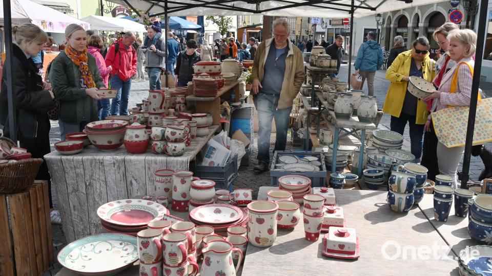Der Krügelmarkt am Malteserplatz war am Wochenende wieder ein gut frequentierter Anziehungspunkt für Besucher, die Keramik- oder Holzkunst kaufen wollten. Bild: gf