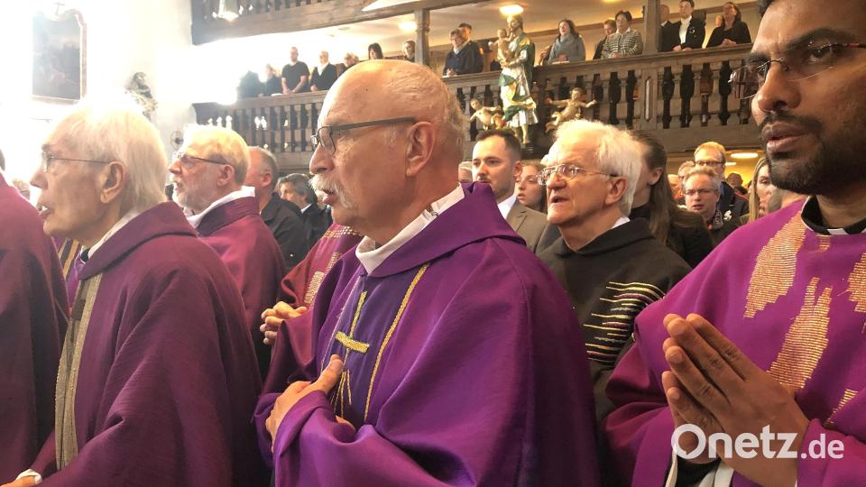 Die Begräbnisfeier für Monsignore Harald Scharf fand erst in der Pfarrkirche und danach am Friedhof von Ebnath statt. Der Geistliche verstarb am 17. April in Regensburg. Bild: wro