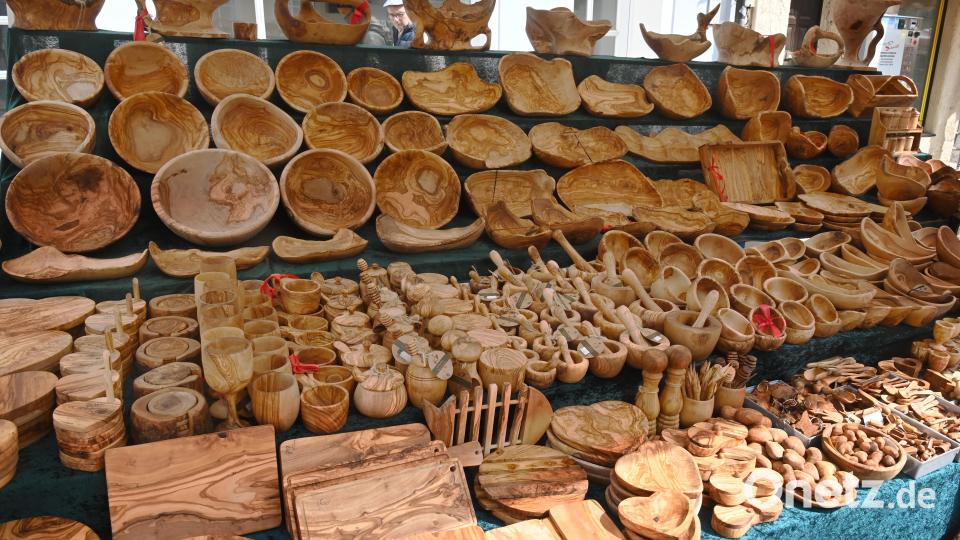 Schalen, Becher, Mörser aus Holz, alles fein herausgearbeitet. Bild: gf