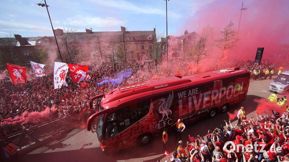 Die Fans des FC Liverpool bereiteten ihrem Team einen spektakulären Empfang. Bild: Peter Byrne/PA Wire/dpa