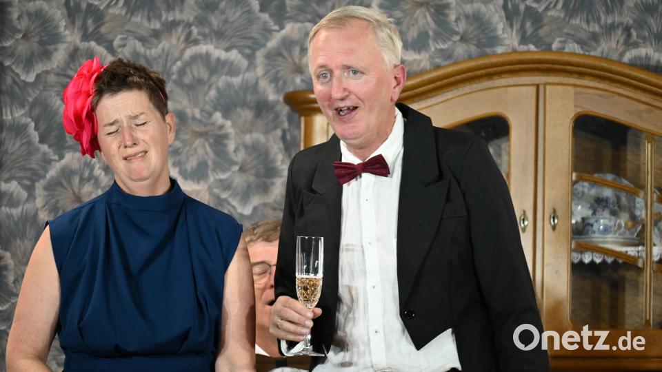 Theo Häuslein (Thomas Fritsch) gratuliert seiner Frau Paula (Annette Frischholz) mit mäßigem Erfolg zum Geburtstag. Bild: kki