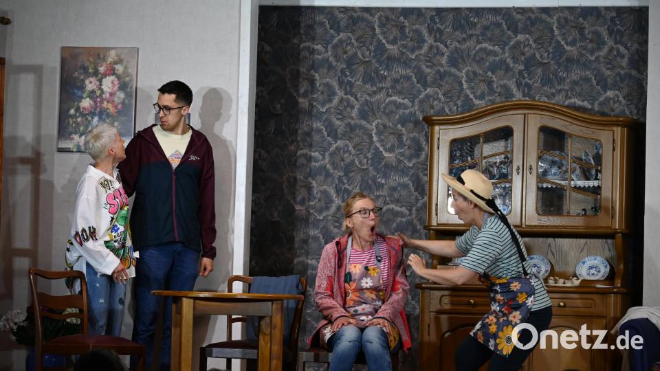 Sohn Max Häuslein (Johannes Albrecht) stellt seine Verlobte Tamara (Anja Scharnagl) sehr zur Freude der Freundin des Hauses Betty Meister (Alexandra Bock) und seiner Mutter Paula (Annette Frischholz, von links) vor. Bild: kki