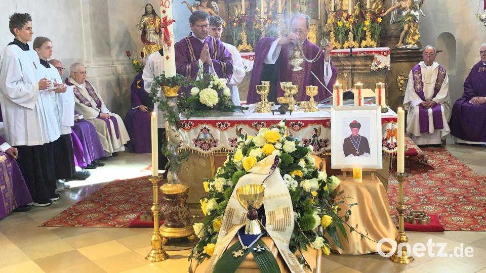 Während der Trauerfeier in Ebnath war Harald Scharf in einem mit Blumen und Kerzen geschmückten Sarg in der Kirche aufgebahrt. Daneben stand ein Foto, das an den Verstorbenen erinnerte. Bild: wro