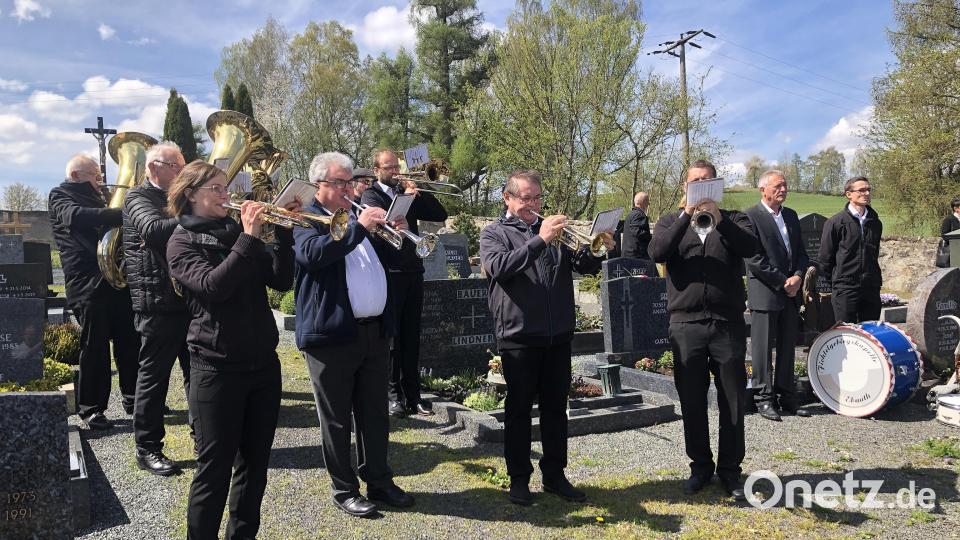 Die Begräbnisfeier für Monsignore Harald Scharf fand erst in der Pfarrkirche und danach am Friedhof von Ebnath statt. Der Geistliche verstarb am 17. April in Regensburg. Bild: wro