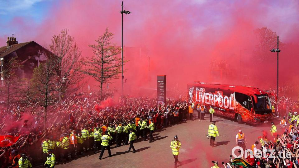 Die Fans des FC Liverpool bereiteten ihrem Team einen spektakulären Empfang. Bild: Peter Byrne/PA Wire/dpa